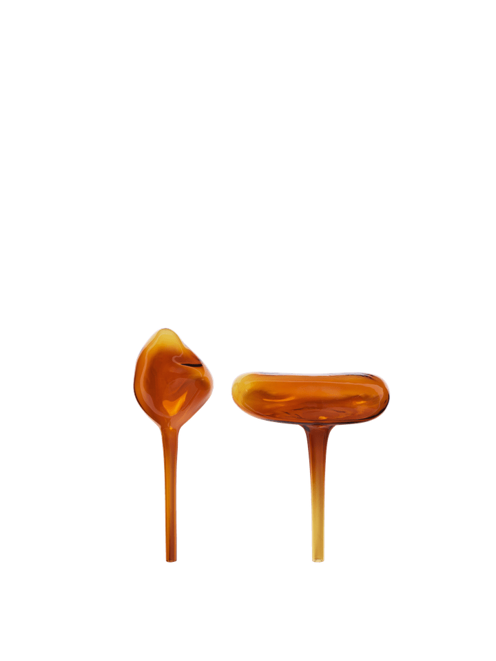 Zwei elegante Mercury Water Globes in warmem Amber, perfekt für die stilvolle Bewässerung und Pflege Ihrer Pflanzen von Ferm Living.