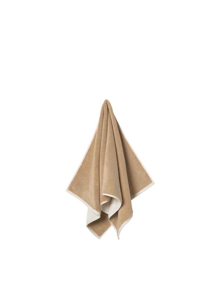 Ekko Handtuch  in Cashmere/Off-white präsentiert im Onlineshop von KAQTU Design AG. Handtuch ist von Ferm Living