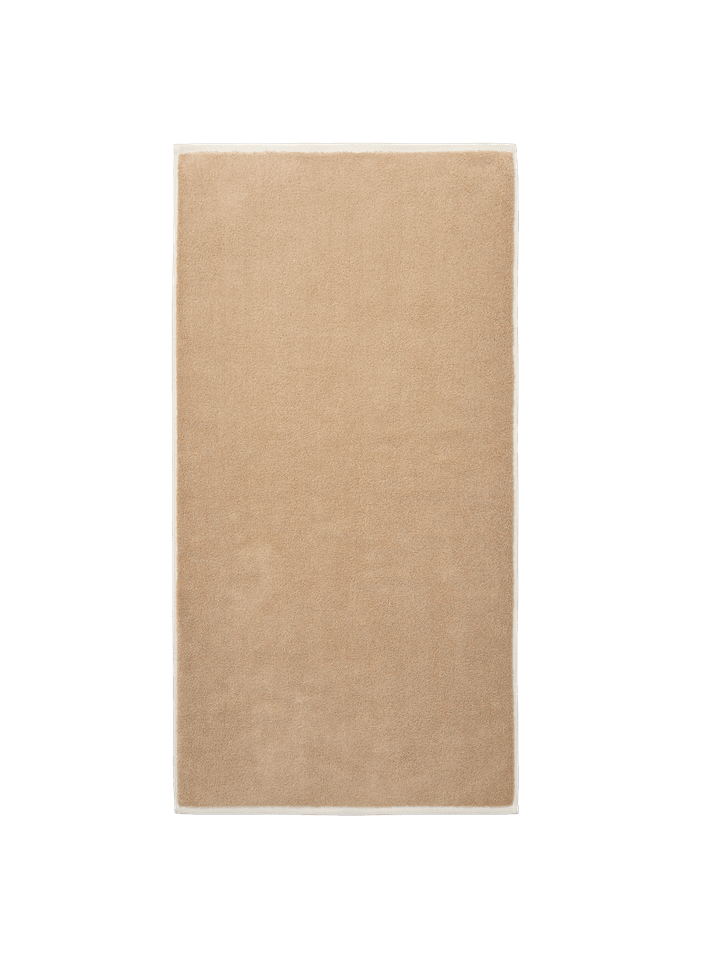 Hochwertiges Ekko Handtuch von Ferm Living in sanften Farben, perfekt für ein modernes und gemütliches Badezimmerambiente.