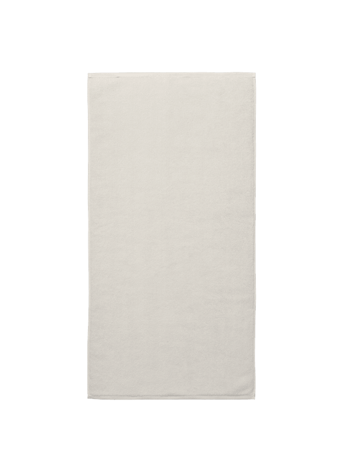 Elegantes Ekko Handtuch von Ferm Living, das mit seinem stilvollen Design und den sanften Farbtönen jedes Badezimmer aufwertet.