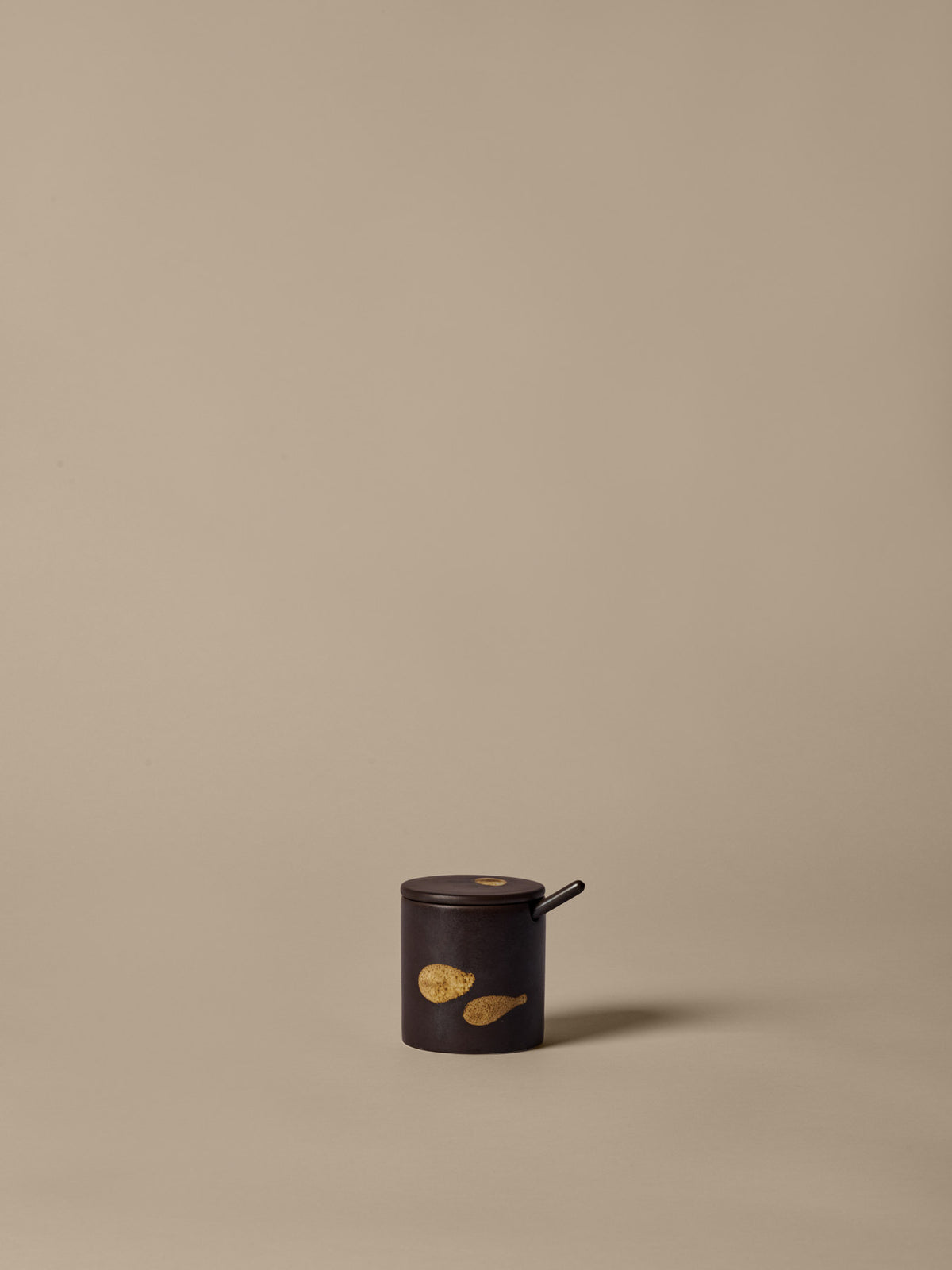 Koyo Jar with Spoon in Dark Brown/Buff präsentiert im Onlineshop von KAQTU Design AG. Besteck ist von Ferm Living