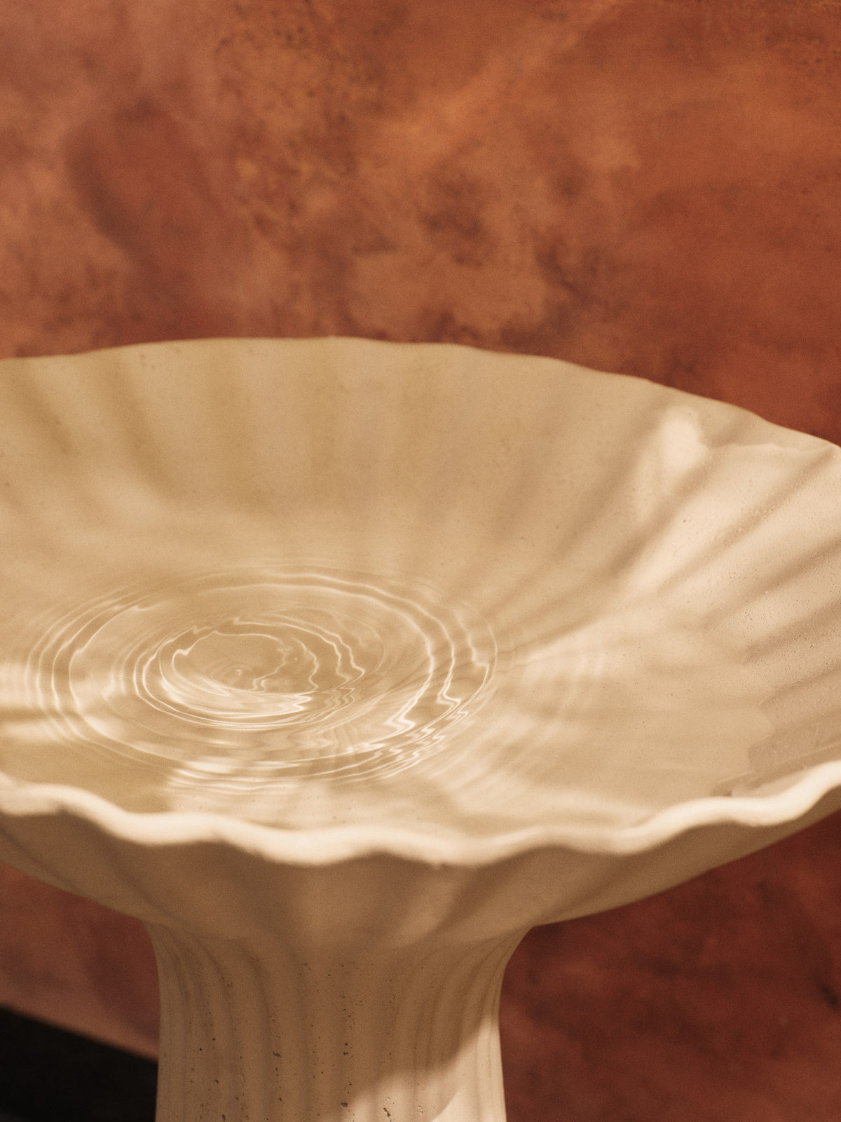 Fountain Sockel Outdoor in Ivory präsentiert im Onlineshop von KAQTU Design AG. Outdoor-Regal ist von Ferm Living