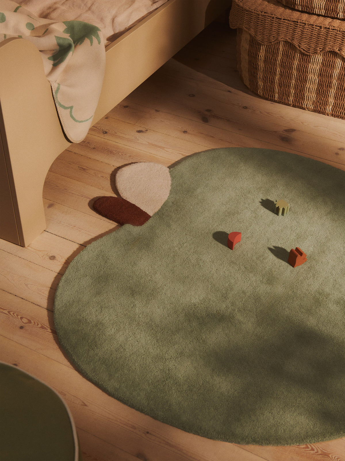 Apple Tufted Rug in Tea Green präsentiert im Onlineshop von KAQTU Design AG. Teppich ist von Ferm Living