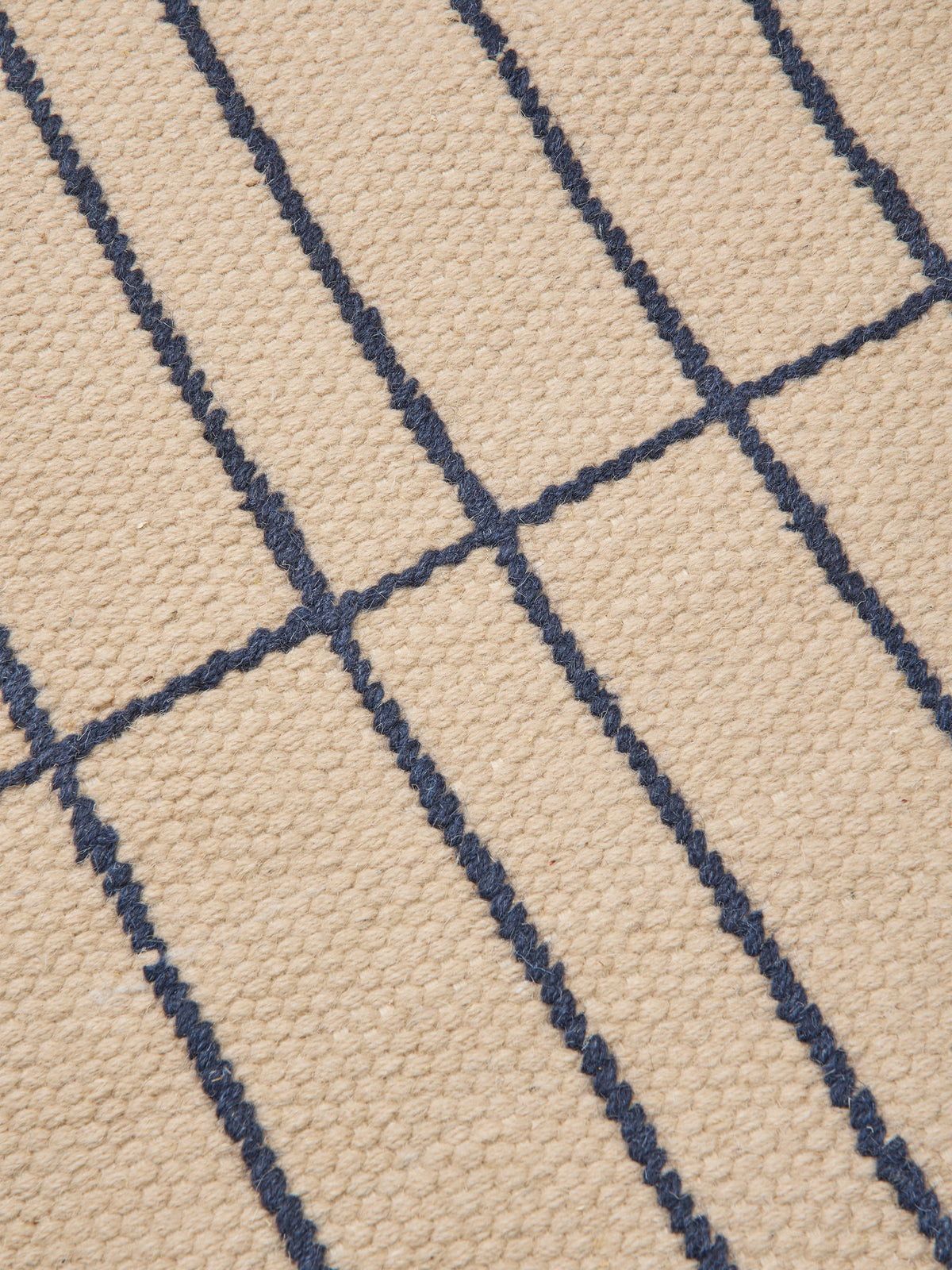 Sen Teppich 140 x 200 in Parchment/Indigo präsentiert im Onlineshop von KAQTU Design AG. Teppich ist von Ferm Living