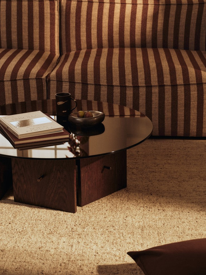 Eleganter Aukko Couchtisch aus getöntem Glas und dunkel gebeizter Eiche, ideal für stilvolle Wohnräume und moderne Einrichtung.