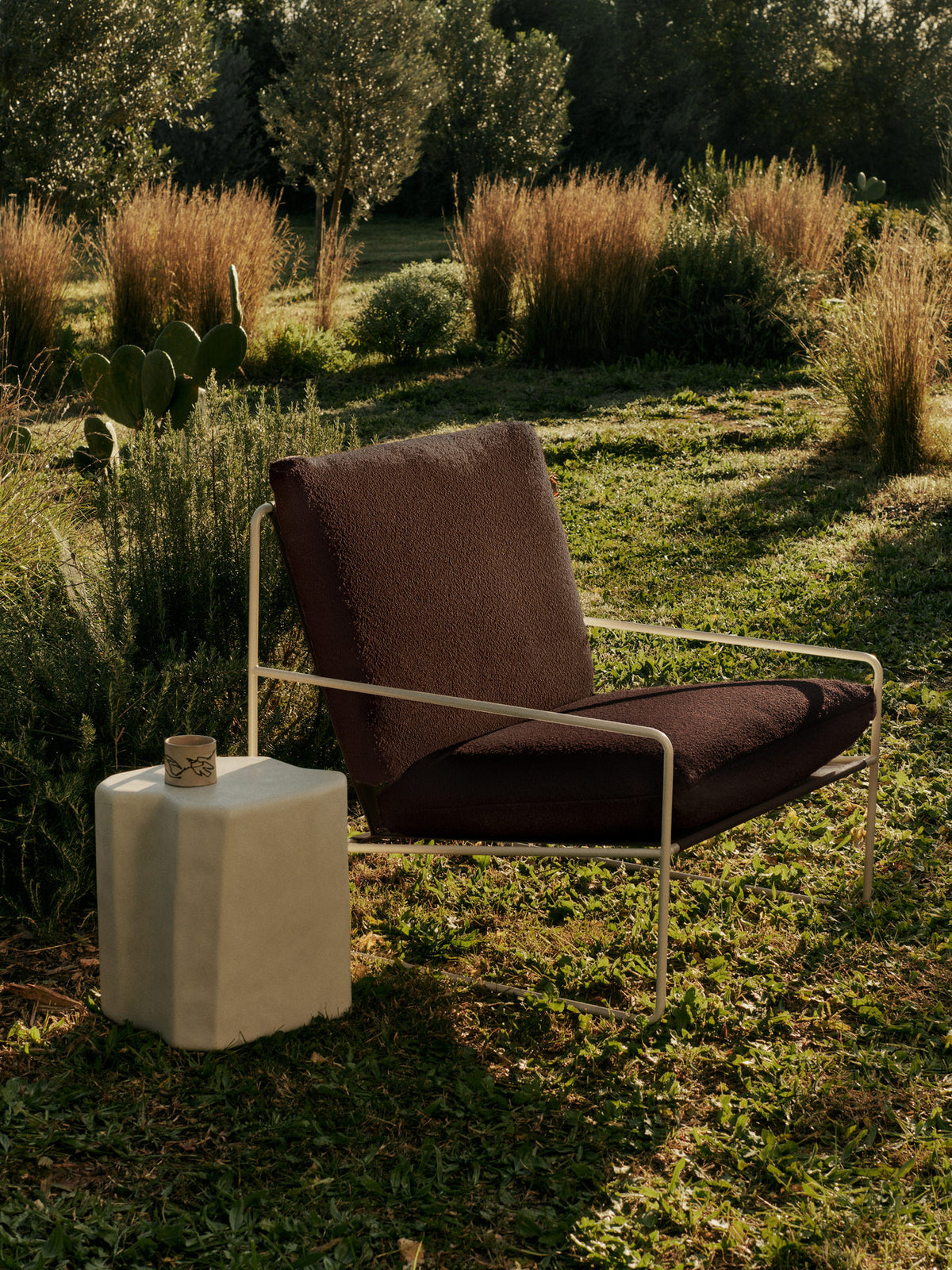 Desert 1-Sitzer Pure Bouclé von Ferm Living, Lounge Sofa mit Bouclé-Bezug und Stahlrahmen