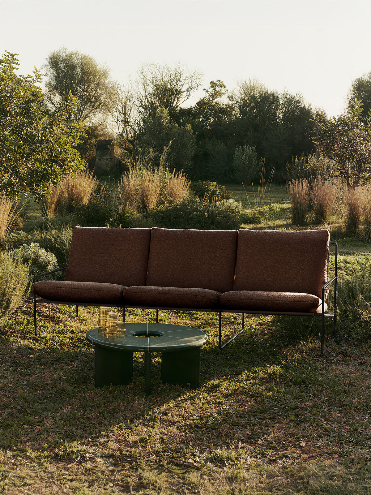 Dreisitziges Outdoor-Sofa Desert von Ferm Living mit Bouclé-Bezug, Sitzkissen und Stahlrahmen