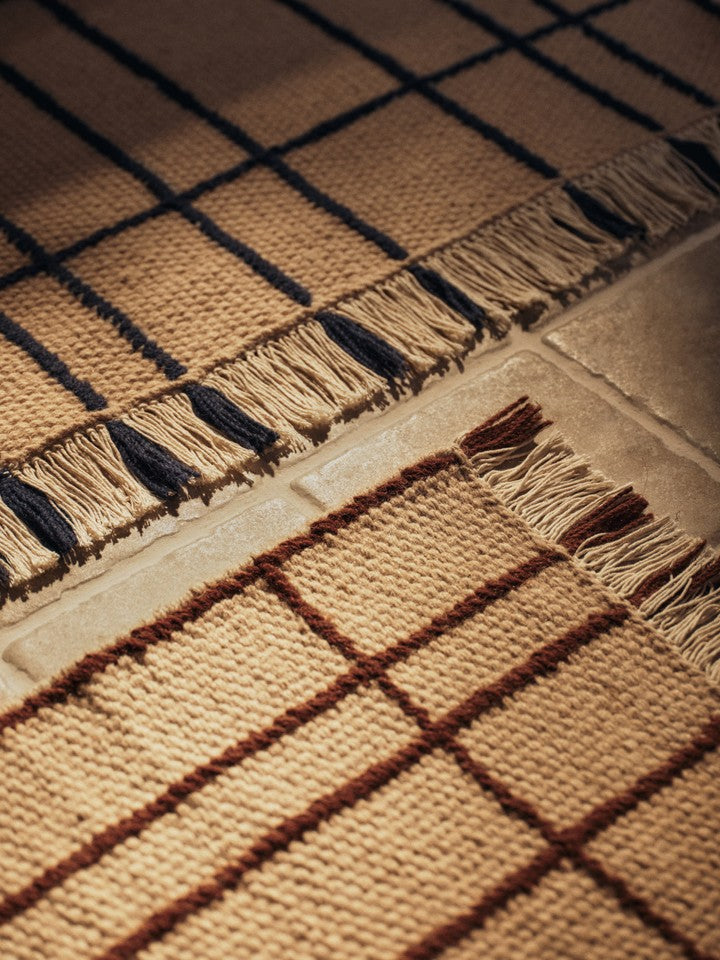 Eleganter Sen Runner Teppich in Parchment und Indigo, ideal für stilvolle Akzente in jedem Raum.