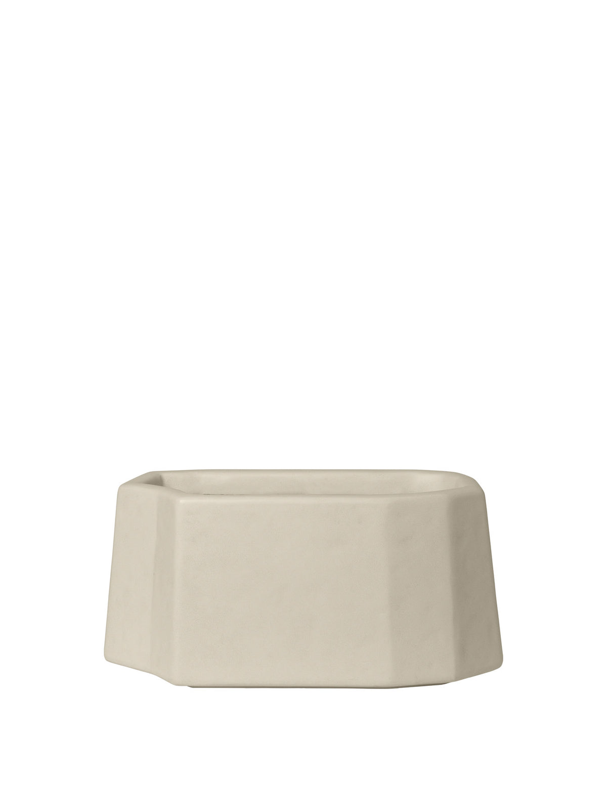 Staffa Pflanzgefäss von Ferm Living aus glasfaserverstärktem Beton in Ivory, skulpturale Form mit unregelmässiger Oberflächenstruktur, für drinnen und draussen.