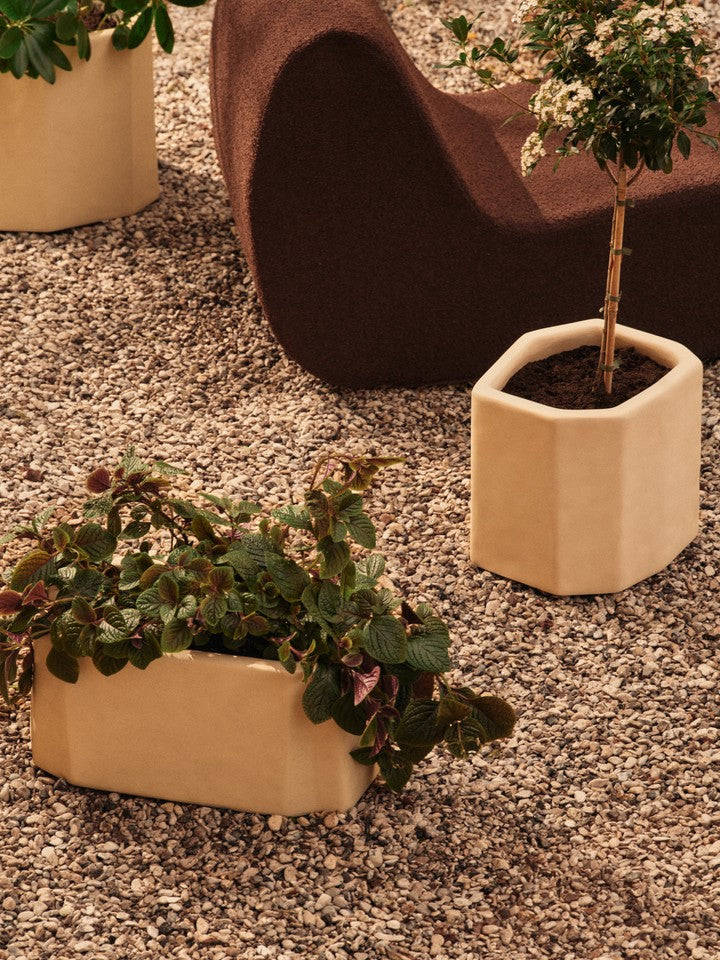 Eleganter Staffa Pflanzentopf H36 in Ivory, ideal für den Außenbereich, stilvoll und funktional von Ferm Living.
