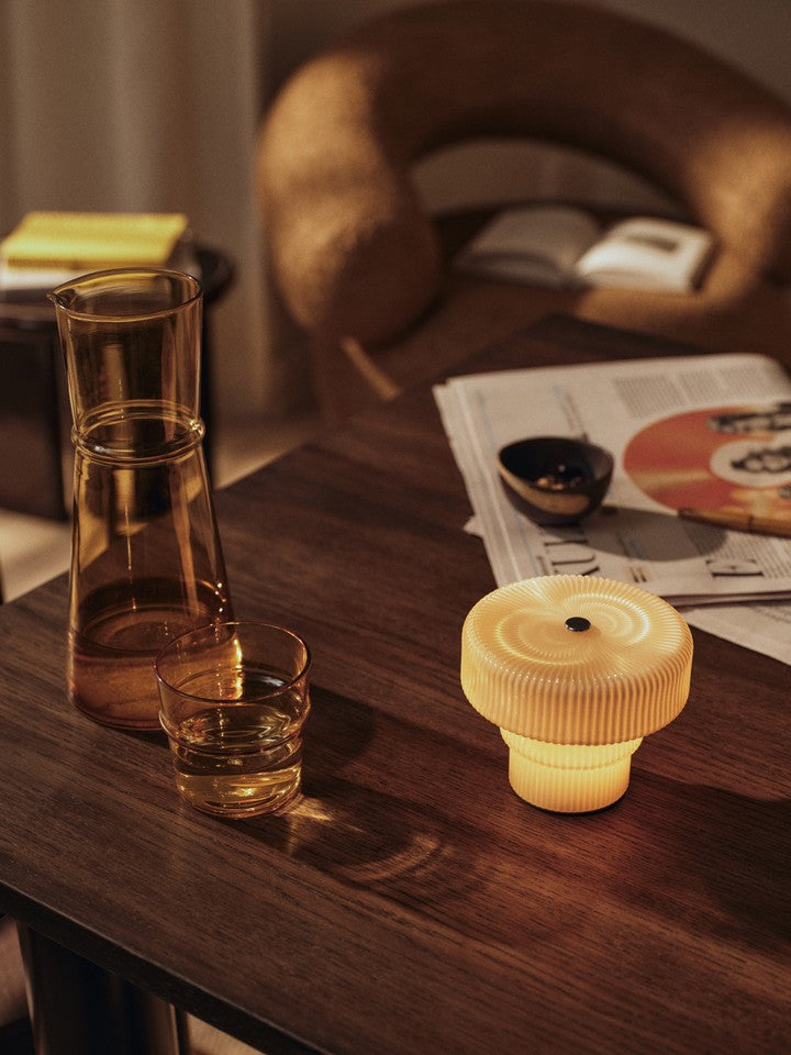 Stimmungsvolle Ripple Tischlampe H10 von Ferm Living in sanftem Oat, perfekt für gemütliche Abende und stilvolle Akzente in jedem Raum.