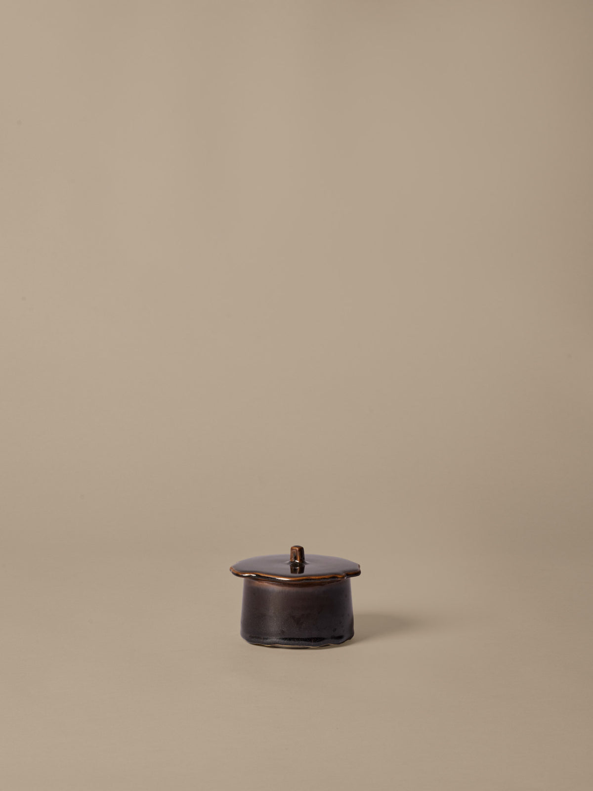 Marnen Jar H7 in Carob Brown präsentiert im Onlineshop von KAQTU Design AG. Vase ist von Ferm Living