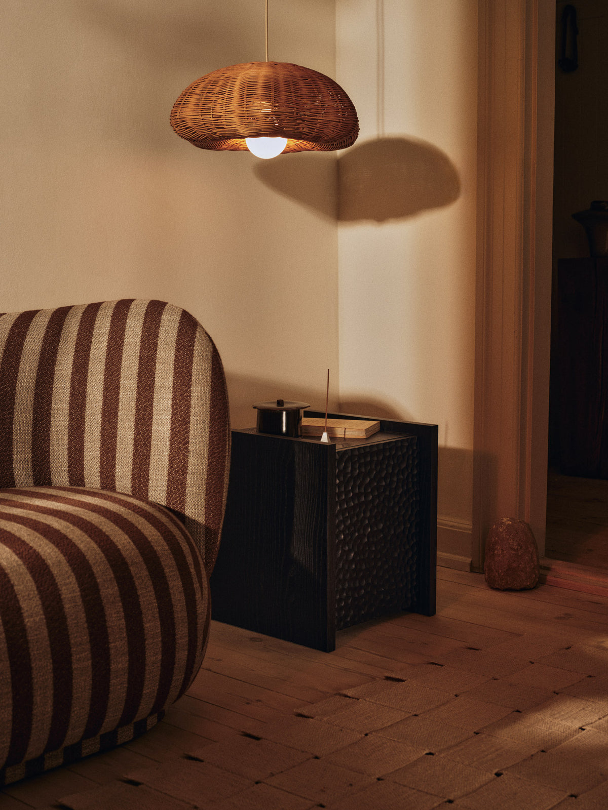 Marnen Jar H9 in Carob Brown präsentiert im Onlineshop von KAQTU Design AG. Vase ist von Ferm Living