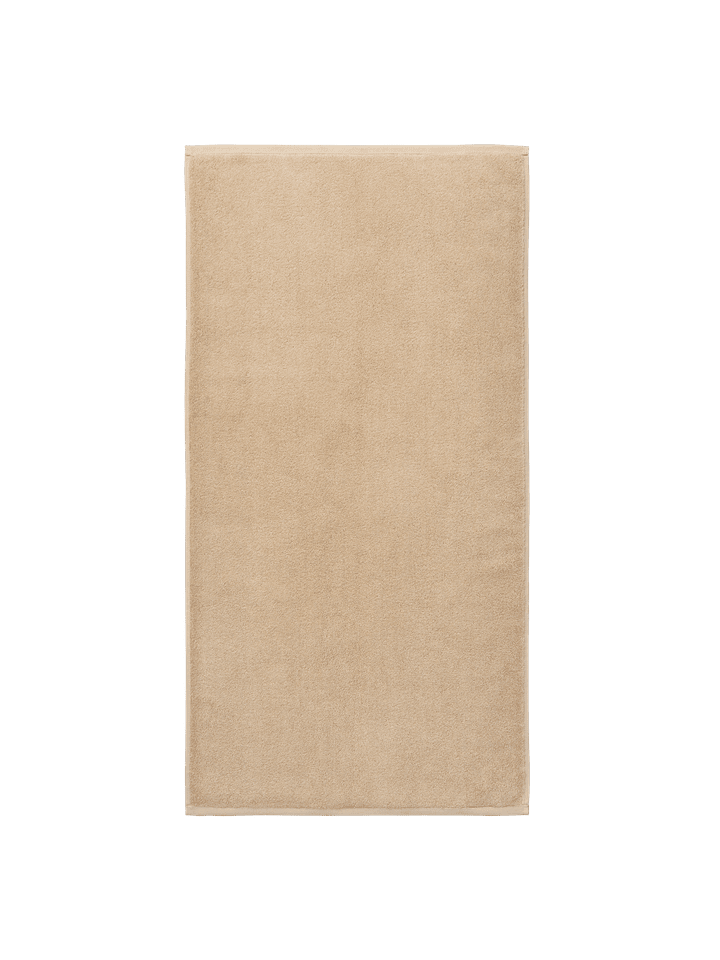 Elegantes Ekko Handtuch von Ferm Living in sanften Grüntönen, ideal für stilvolle Badezimmer und nachhaltige Wohnkonzepte.