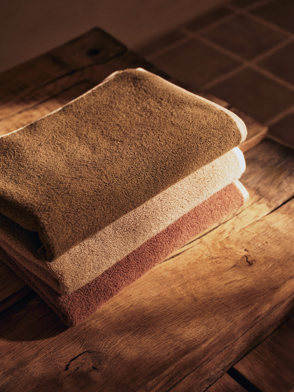 Ekko Handtuch in Olive/Cashmere präsentiert im Onlineshop von KAQTU Design AG. Handtuch ist von Ferm Living