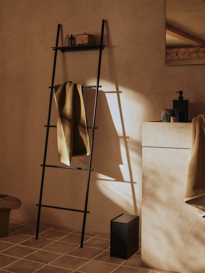 Elegantes Ekko Badetuch in Olive/Cashmere von Ferm Living, ideal für stilvolle Badezimmer und entspannende Wellnessmomente.