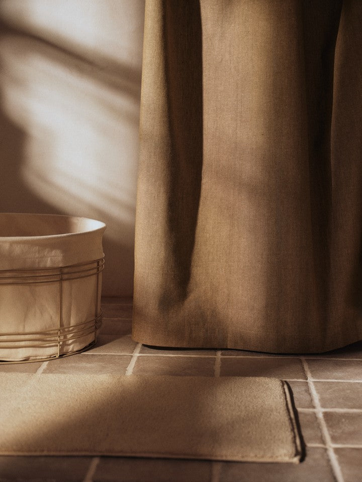 Elegante Ekko Badematte von Ferm Living in sanften Farben, ideal für ein stilvolles Badezimmerambiente.