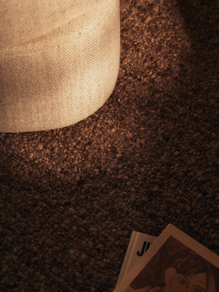 Eleganter Seifa Teppich in Hazel Melange, 140 x 200 cm, von Ferm Living, ideal für stilvolle Wohnräume.