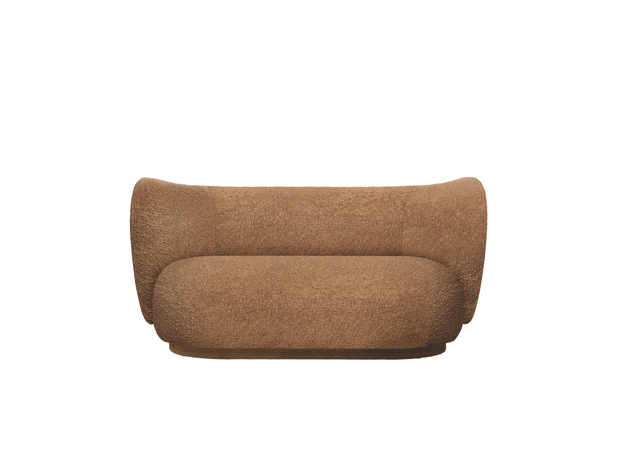 Rico 2er Sofa von Ferm Living mit runder Form, weichen Konturen und Stoffbezug