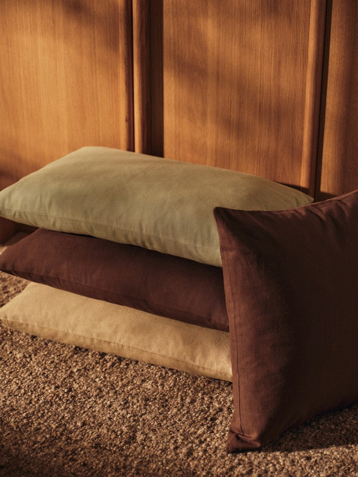Elegantes Sen Kissen in dunkler Schokoladenfarbe von Ferm Living, ideal für stilvolle Wohnräume und gemütliche Akzente.