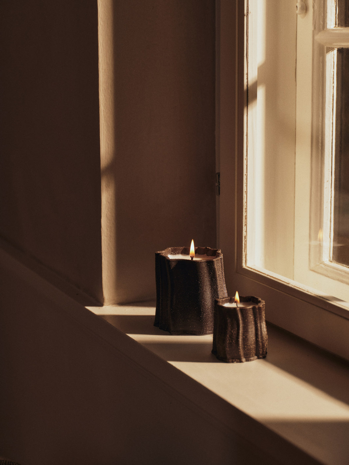 Rylith Scented Candle H9 in Dark Brown präsentiert im Onlineshop von KAQTU Design AG. Duftkerze ist von Ferm Living