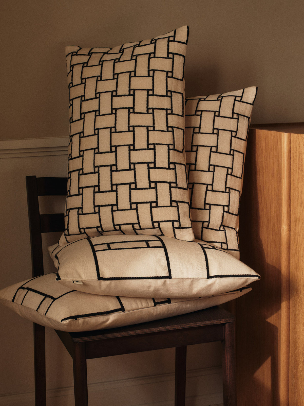 Lattice Offset Kissen Rechteckig in Off-white/Black präsentiert im Onlineshop von KAQTU Design AG. Deko Kissen ist von Ferm Living