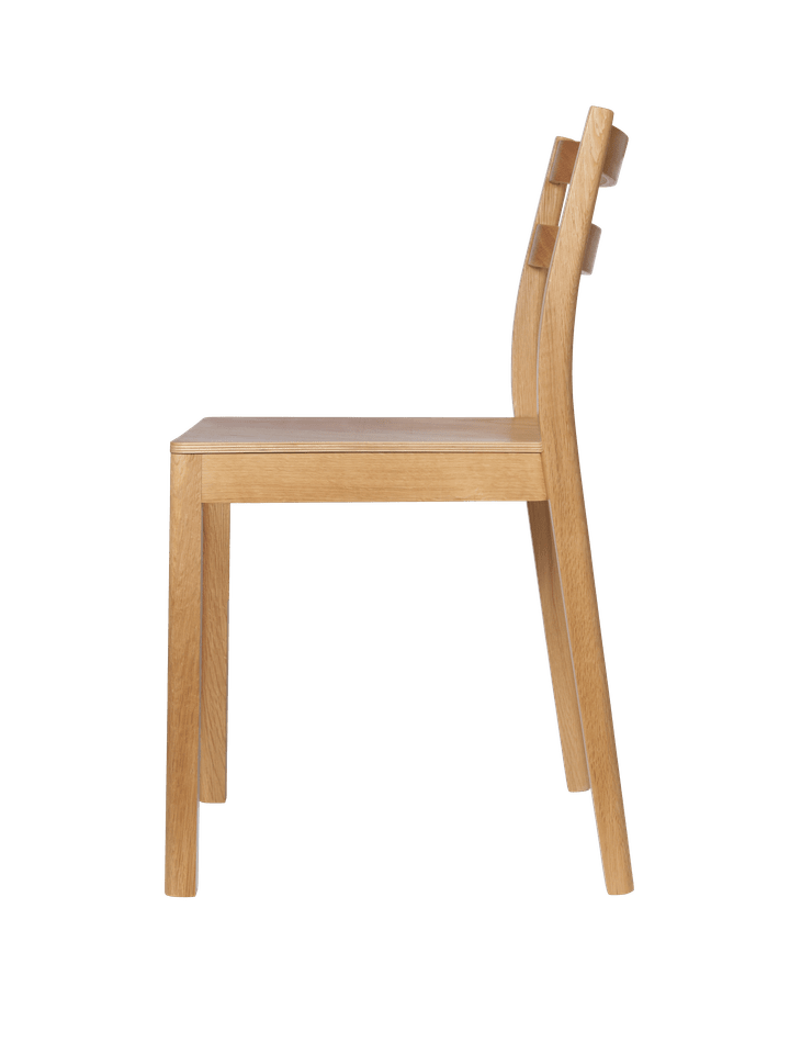 Stilvoller Boda Esszimmerstuhl von Ferm Living, gefertigt aus hochwertiger Eiche, perfekt für zeitgemäße Essbereiche und stilvolle Einrichtung.