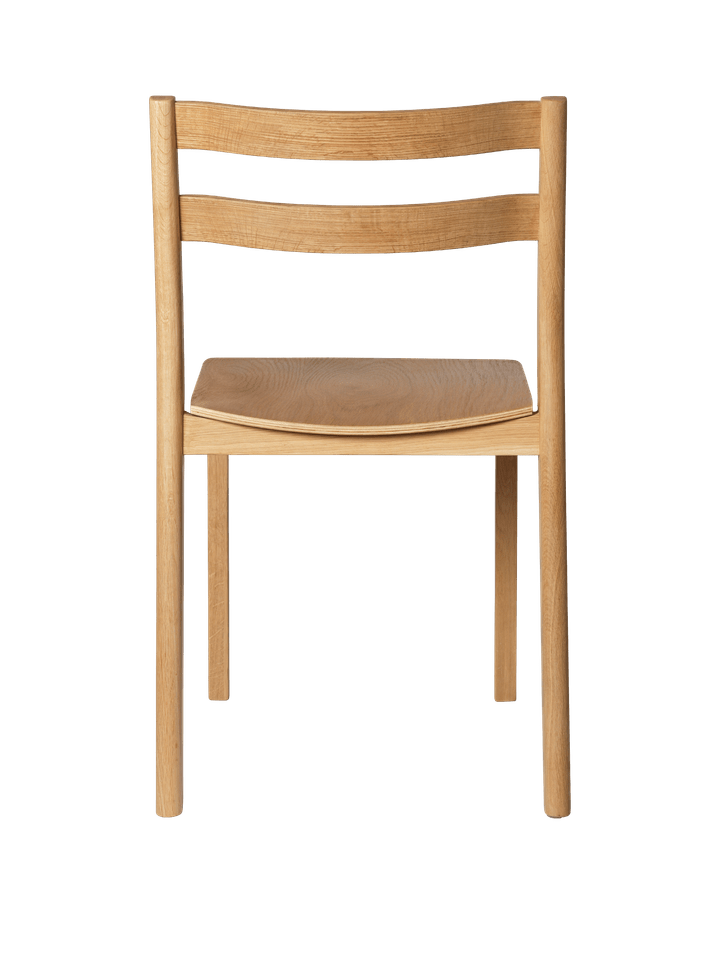 Eleganter Boda Esszimmerstuhl von Ferm Living, aus edler Eiche, ideal für moderne Esszimmer und geschmackvolle Wohnkonzepte.