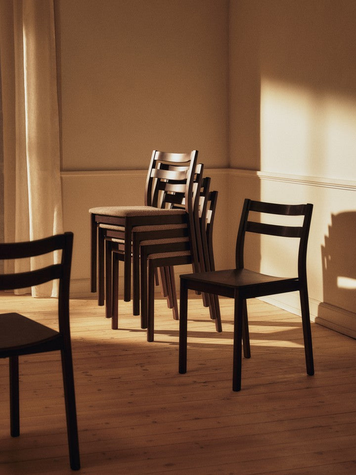 Moderner Boda Esszimmerstuhl von Ferm Living, gefertigt aus edlem, dunkel gebeiztem Buchenholz, perfekt für einladende Esszimmer.