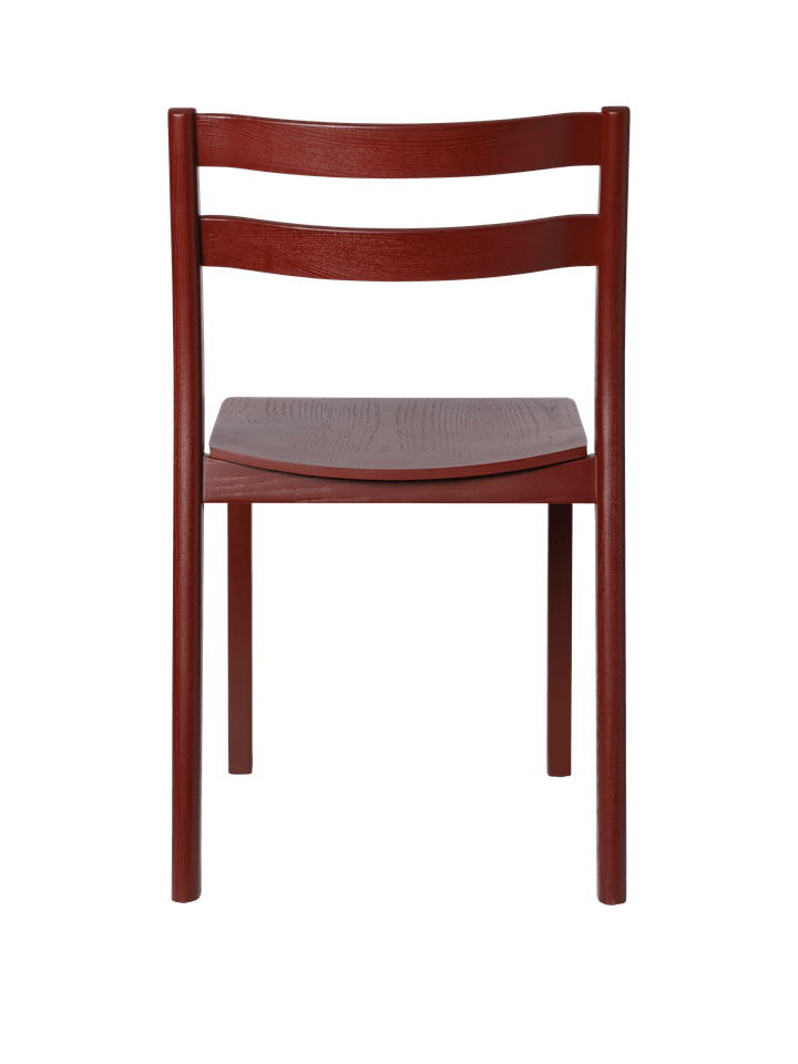 Eleganter Boda Esszimmerstuhl von Ferm Living in warmem Rotbraun, ideal für stilvolle Essbereiche und gemütliche Wohnräume.