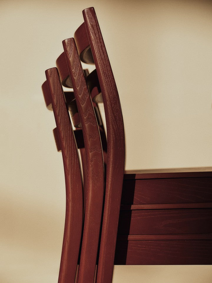 Moderner Boda Esszimmerstuhl von Ferm Living in einem ansprechenden Rotbraun, perfekt für einladende Esszimmer und zeitgemäße Einrichtung.