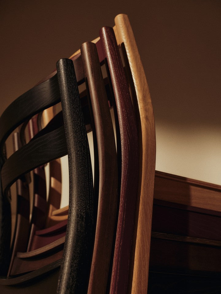 Moderner Boda Esszimmerstuhl von Ferm Living in einem ansprechenden Rotbraun, perfekt für einladende Esszimmer und zeitgemäße Einrichtung.