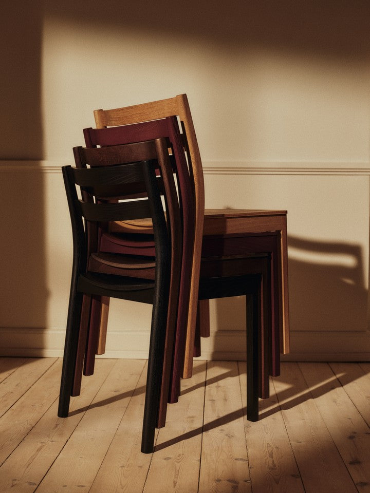 Moderner Boda Esszimmerstuhl von Ferm Living in elegantem Schwarz, perfekt für zeitgemäße Esszimmer und geschmackvolle Einrichtung.