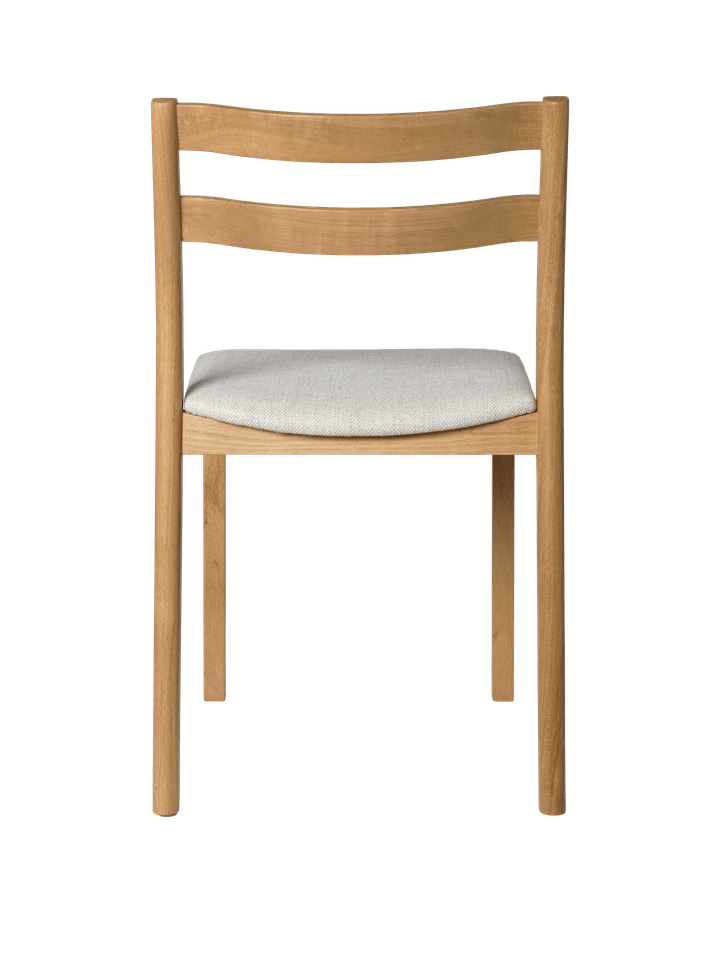 Moderner Boda Esszimmerstuhl Staple Seat Upholstered von Ferm Living, kombiniert Komfort und zeitloses Design in Natur-Eiche und sanftem Off-White.