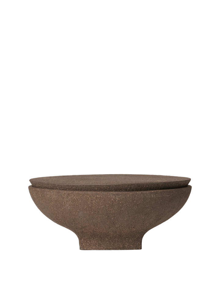 Elegante Vei Outdoor Kerze 30 in warmem Braun von Ferm Living, perfekt für entspannte Abende im Freien und zur Verschönerung Ihres Gartens.