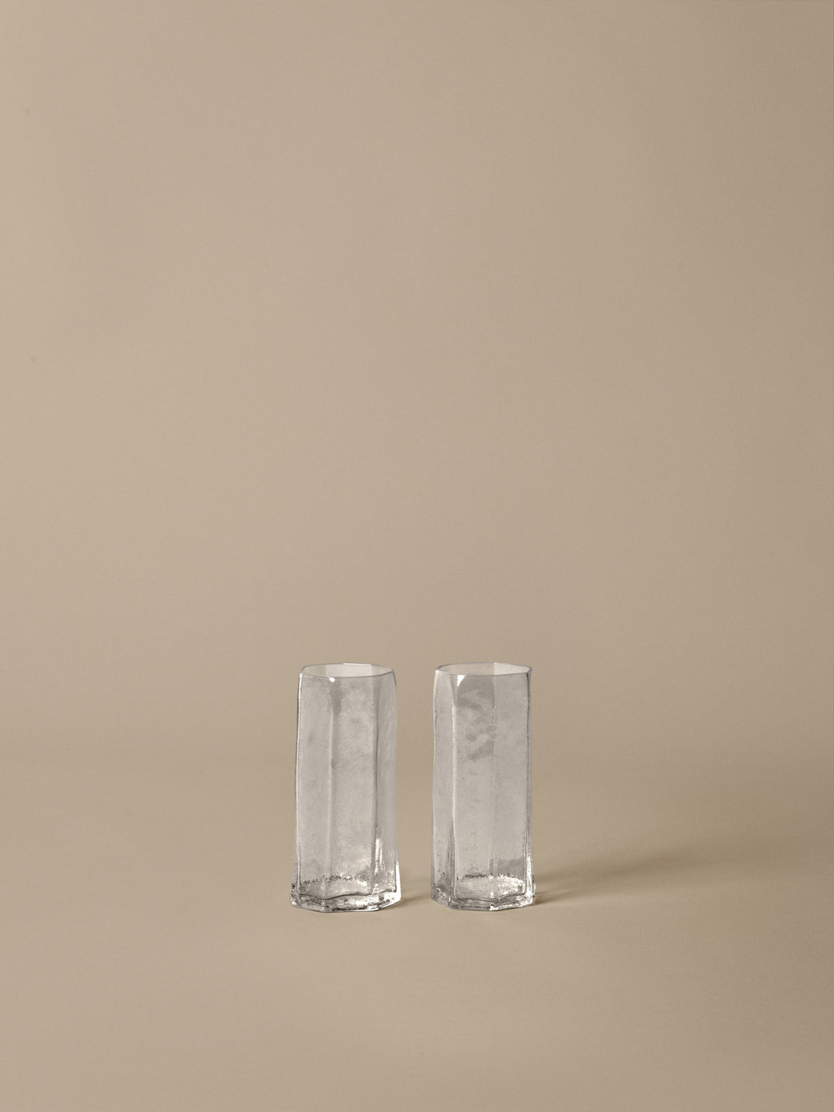 Kiru Tall Glasses Set of 2 in Clear präsentiert im Onlineshop von KAQTU Design AG. Trinkgläser ist von Ferm Living