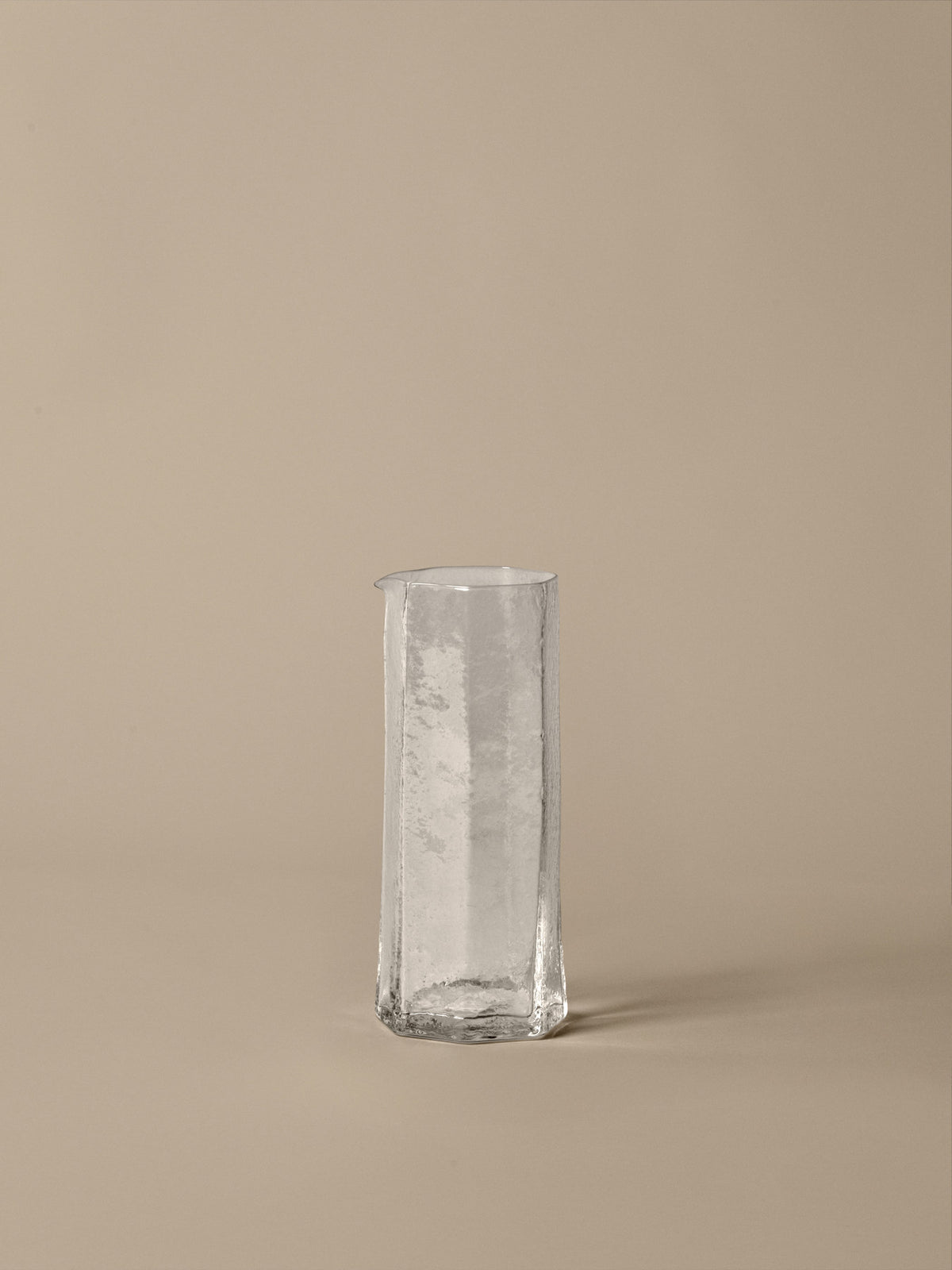 Kiru Carafe in Clear präsentiert im Onlineshop von KAQTU Design AG. Karaffe ist von Ferm Living