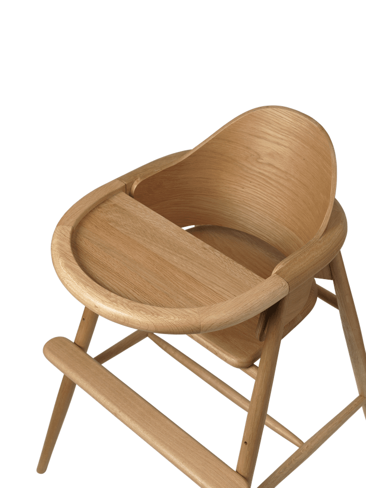 Muru Kindersitz von Ferm Living, elegante Sitzbank aus Eichenholz, perfekt für Kinderzimmer, vereint modernes Design mit praktischer Nutzung.