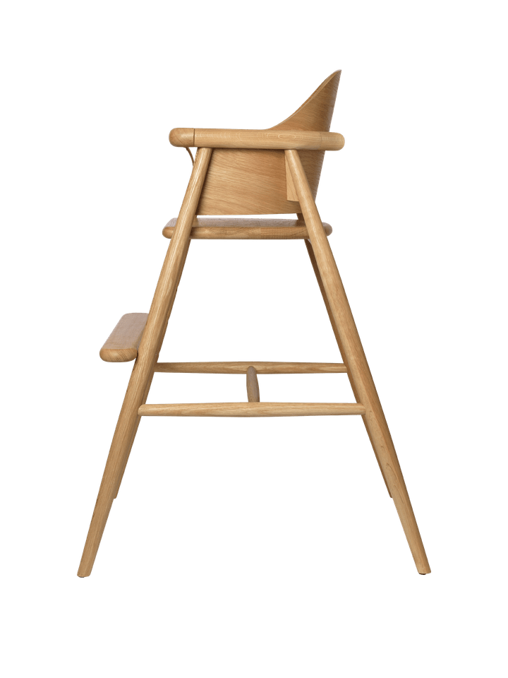 Muru Kindersitz von Ferm Living, elegante Sitzbank aus Eichenholz, perfekt für Kinderzimmer, vereint modernes Design mit praktischer Nutzung.