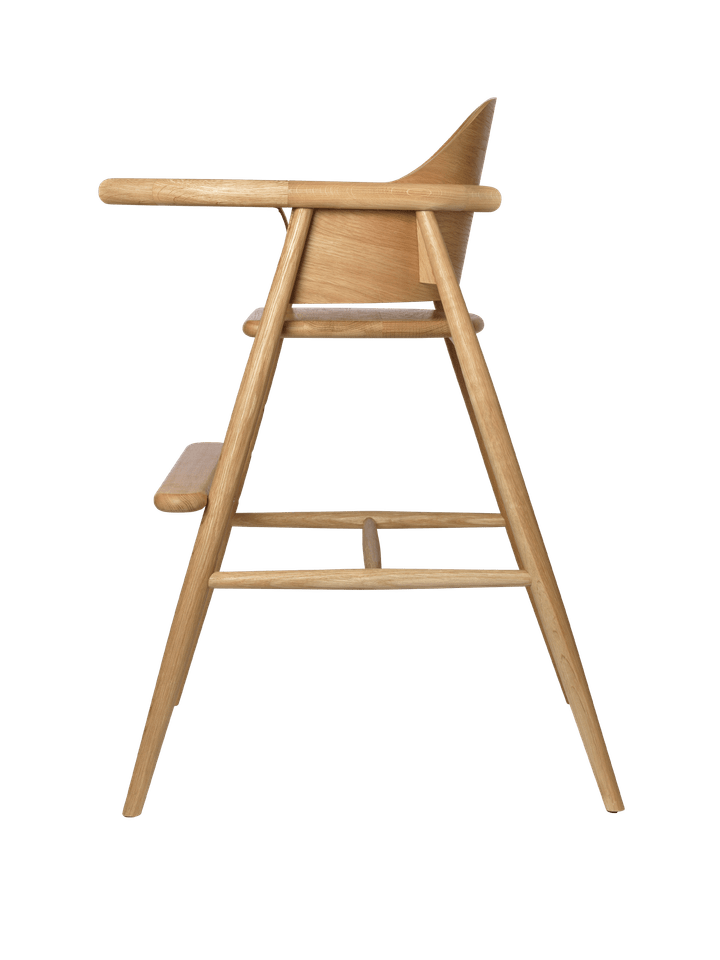 Muru Kindersitz von Ferm Living, stilvolle Sitzbank aus Eichenholz, ideal für Kinderzimmer, kombiniert Funktionalität mit ästhetischem Design.