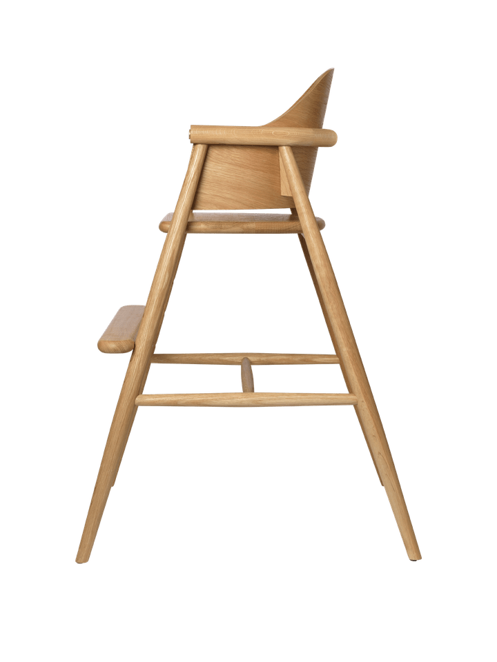 Muru Kindersitz von Ferm Living, elegante Sitzbank aus Eichenholz, perfekt für Kinderzimmer, vereint Komfort und modernes Design.