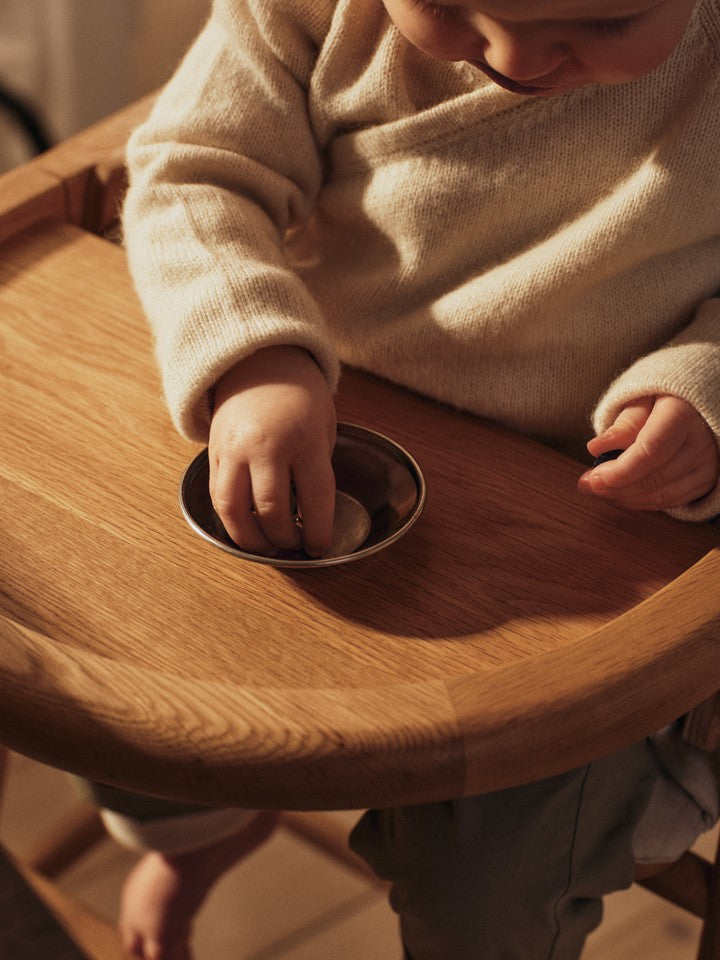 Muru Kindersitz von Ferm Living in natürlichem Eichenholz, ideal für Kinder, stilvoll und funktional für jedes Zuhause.