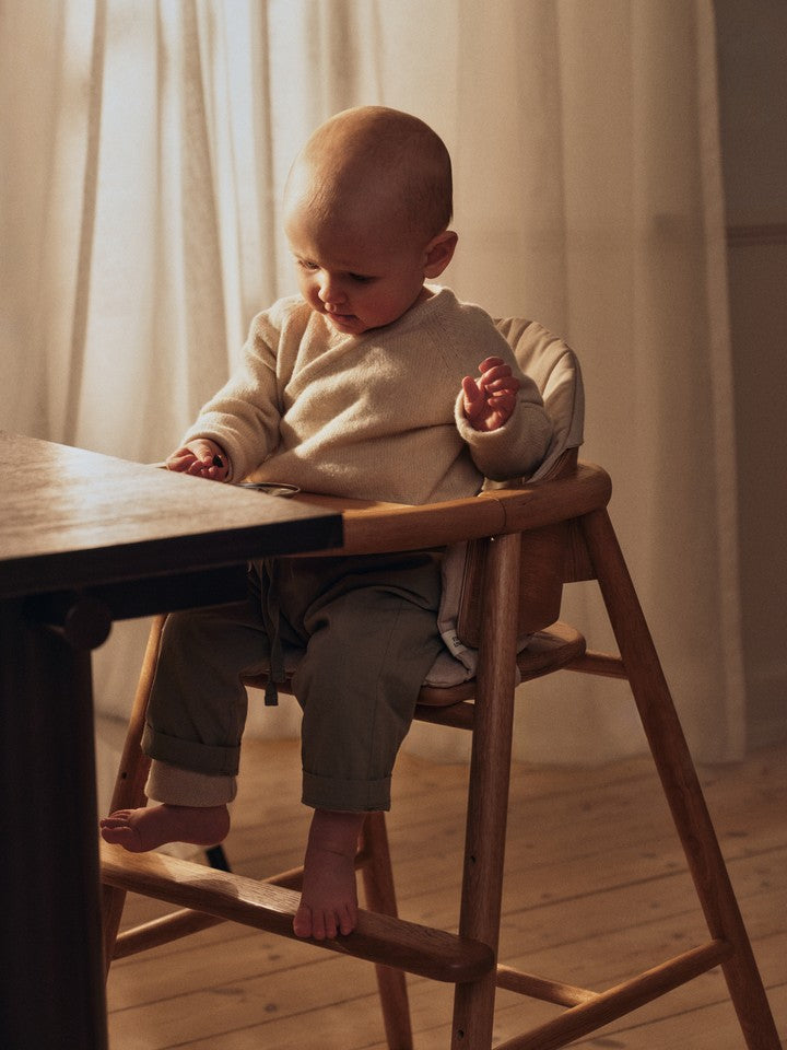 Muru Kindersitz von Ferm Living aus Eichenholz, perfekt für Kinderzimmer, vereint modernes Design mit praktischer Nutzung.