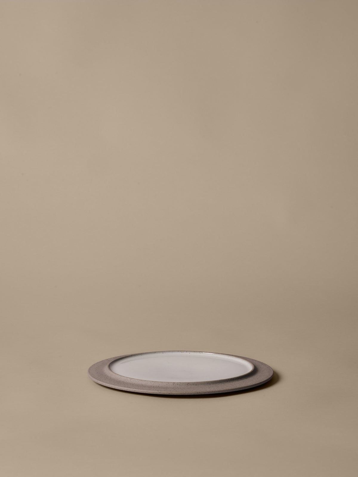 Sonae Side Plates 25 Set of 2 in Grey/White präsentiert im Onlineshop von KAQTU Design AG. Teller ist von Ferm Living