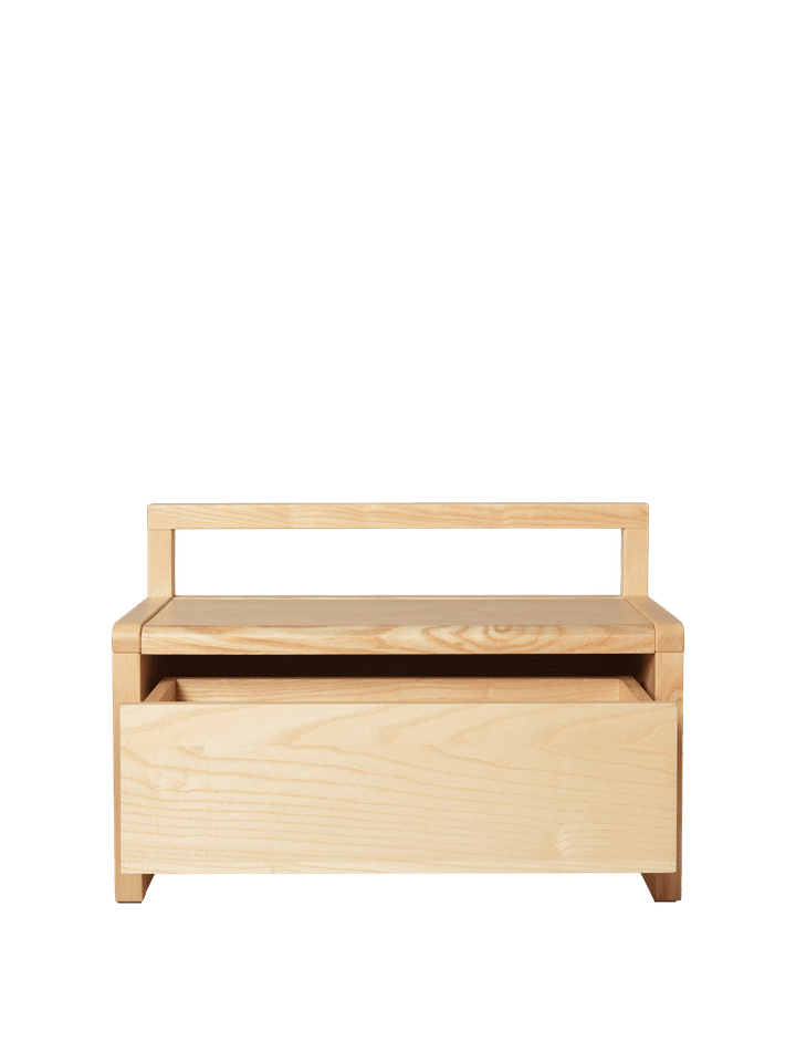 Stylische Sitzbank "Little Architect" von Ferm Living in Ash, ideal für Kinderzimmer, bietet praktischen Stauraum und modernes Design.