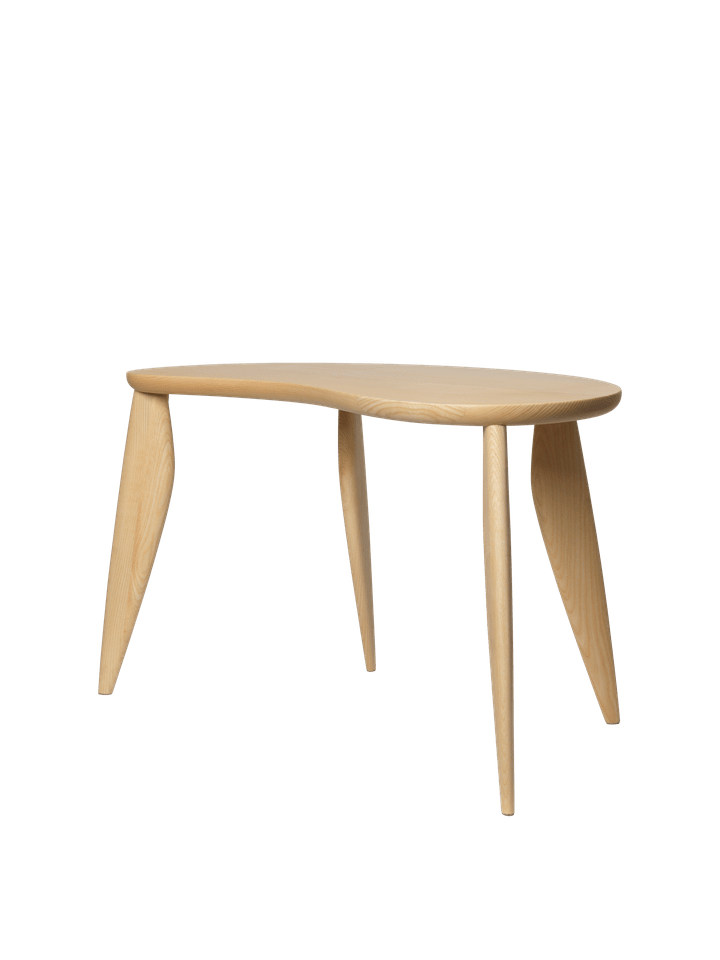 Moderner Feve Kids Schreibtisch von Ferm Living, aus hochwertigem Holz, ideal für das kreative Arbeiten und Spielen von Kindern.