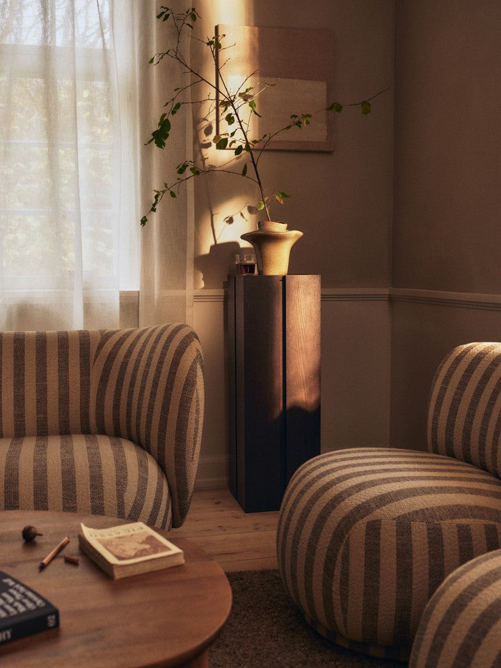 Elegantes Parcel Podest H90 in dunkler Beize, ideal für stilvolle Präsentationen und als dekoratives Möbelstück von Ferm Living.