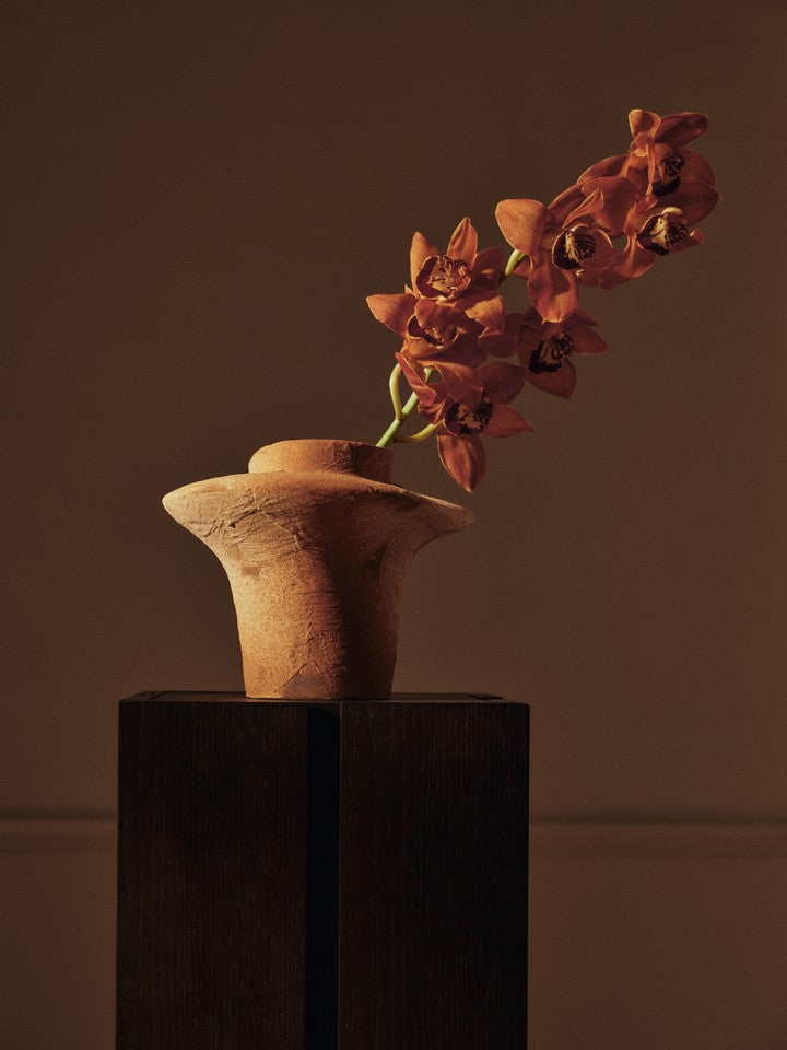 Stilvolles Parcel Podest H90 in edler dunkler Beize, perfekt für kreative Arrangements und als modernes Design-Element von Ferm Living.