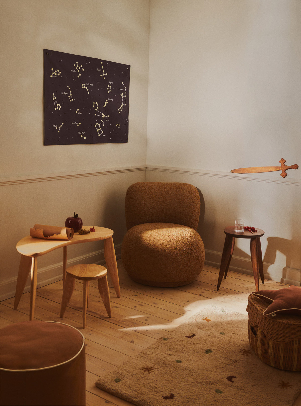 Constellation Textile Map in Dark Blue präsentiert im Onlineshop von KAQTU Design AG. Wandteppich ist von Ferm Living