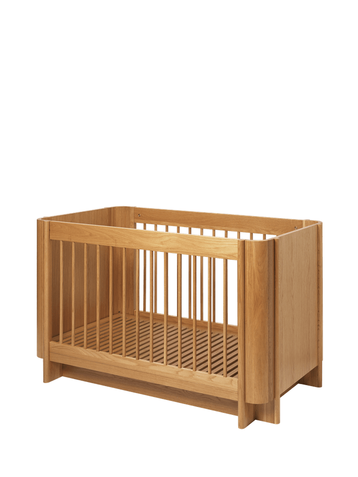 Modernes Tilu Babybett von Ferm Living, ideal für ein geschmackvolles Kinderzimmer, bietet Komfort und stilvolle Akzente.